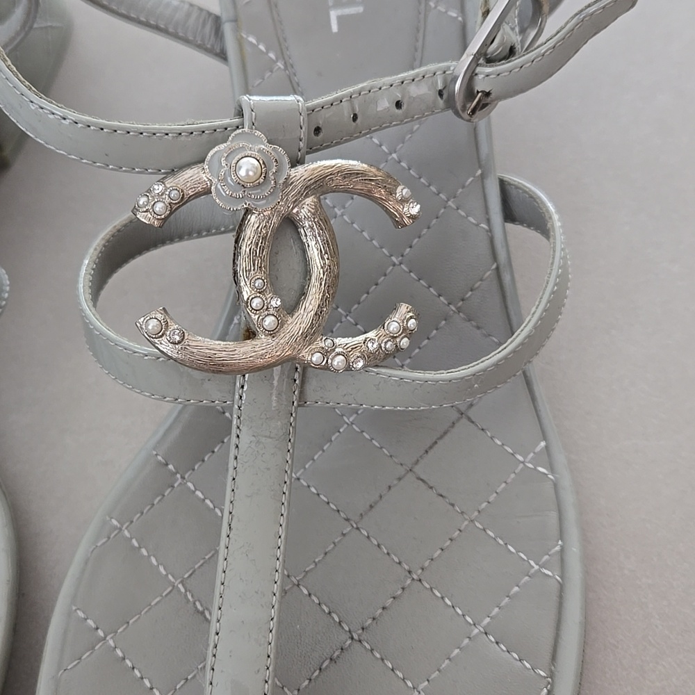 Chanel Interlocking Gray Quilted T-Strap With CC Logo Sandals Size 38.5 - Picture 2 of 8